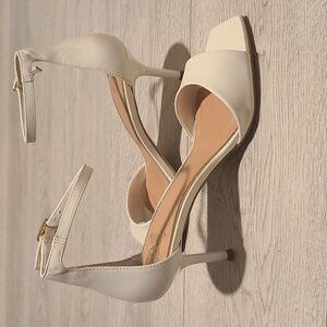 NWOT Vince Camuto leather ivory ankle strap heels 9.5